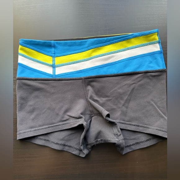 Lululemon Athletica Black/Blue Reversible Athletic Volleyball Boogie Shorts - Picture 3 of 7